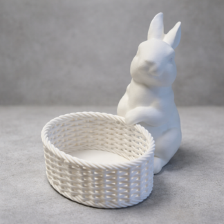 Uskrsna dekoracija – bijeli zec s košaricom